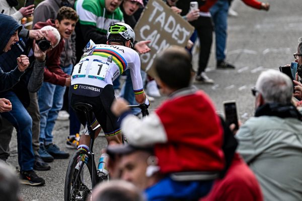 Sólo šou Tadeja Pogačara pokračovala aj na majstrovstvách Európy. Zaútočil už 75 km pred cieľom a Evenepoelovi nedal šancu