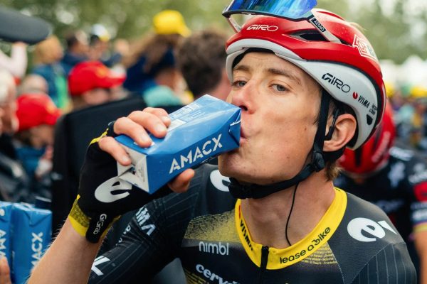 Čo je červen&yacute; n&aacute;poj, ktor&yacute; cyklisti pij&uacute; po pretekoch? 7 prospe&scaron;n&yacute;ch &uacute;činkov vi&scaron;ňov&eacute;ho dž&uacute;su