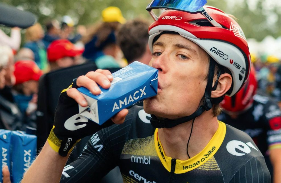 Čo je červen&yacute; n&aacute;poj, ktor&yacute; cyklisti pij&uacute; po pretekoch? 7 prospe&scaron;n&yacute;ch &uacute;činkov vi&scaron;ňov&eacute;ho dž&uacute;su