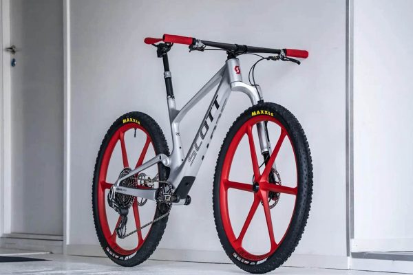 N&oacute;r Dangerholm poskladal ultim&aacute;tny marat&oacute;nsky &bdquo;strieborn&yacute; &scaron;&iacute;p&ldquo; Scott Spark RC, v&aacute;ži len 10,2 kila