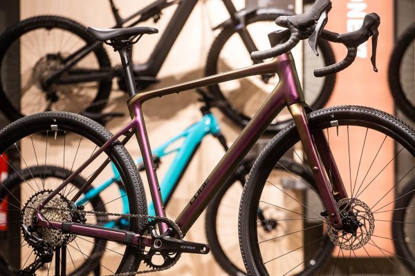  VIDEO &lrm;| Cube Nuroad HPA 2026 je nov&yacute; hlin&iacute;kov&yacute; gravel s karb&oacute;nov&yacute;m vzhľadom za dobr&uacute; cenu