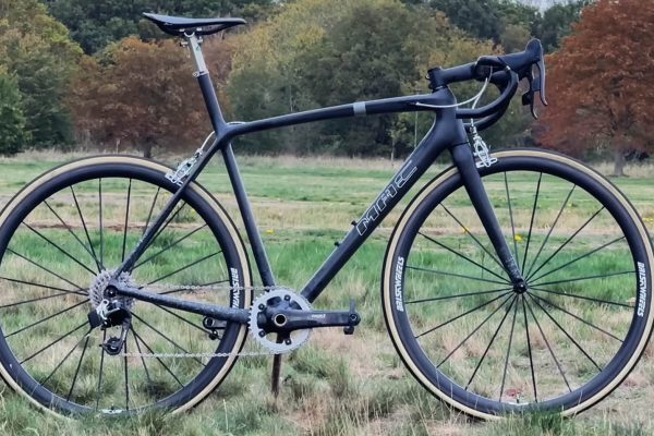 Tento ultraľahký bicykel váži len 4,8 kg. Má ráfikové brzdy, odstránený lak a sedlo poskladané z dvoch zlomených kusov
