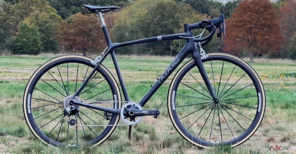 Tento ultraľahk&yacute; bicykel v&aacute;ži len 4,8 kg. M&aacute; r&aacute;fikov&eacute; brzdy, odstr&aacute;nen&yacute; lak a sedlo poskladan&eacute; z dvoch zlomen&yacute;ch kusov