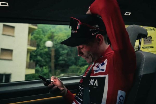 Dokument o triumfe Jonasa Vingegaarda na Vuelte 2025 ukazuje z&aacute;kulisie chaosu, ktor&yacute; preteky takmer zastavil