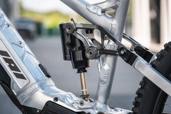 Hover Monocoque je prémiový tlmič s konštrukciou z jedného kusu