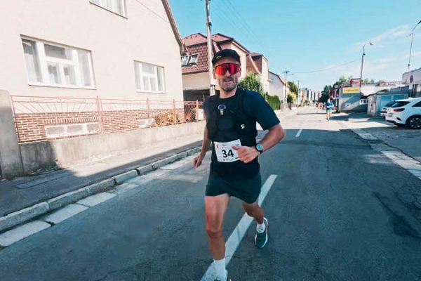 VIDEO ‎| Keď cyklista skúsi zabehnúť Trenčiansky polmaratón 2025