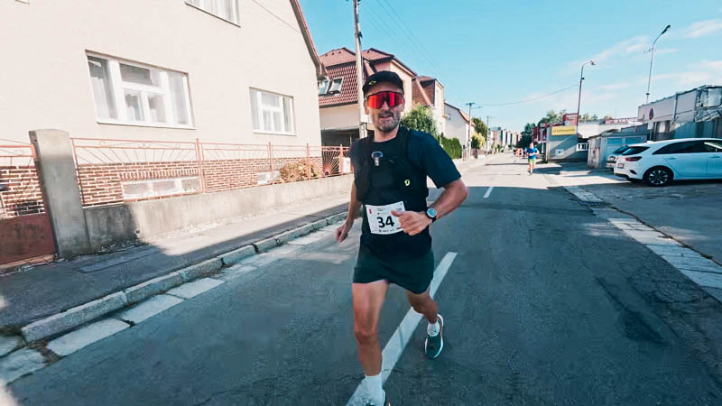 VIDEO ‎| Keď cyklista skúsi zabehnúť Trenčiansky polmaratón 2025