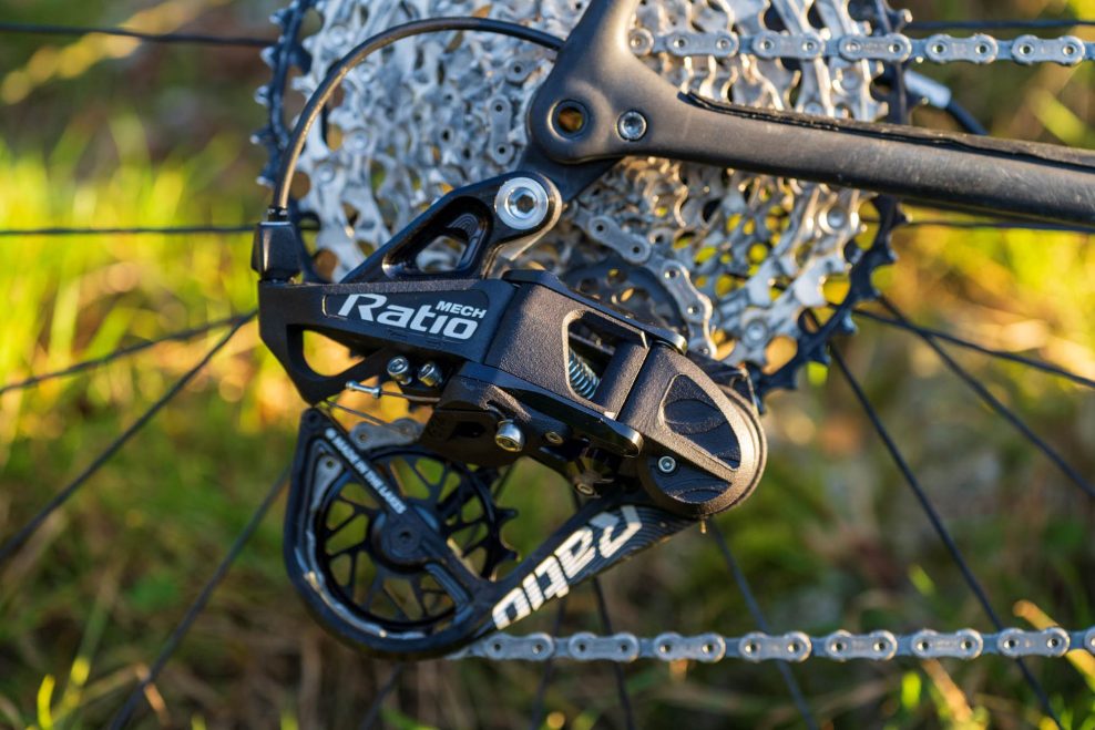 Prv&yacute; prehadzovač značky Ratio umožňuje viacero typov uchytenia a podporuje radenie Shimano aj SRAM