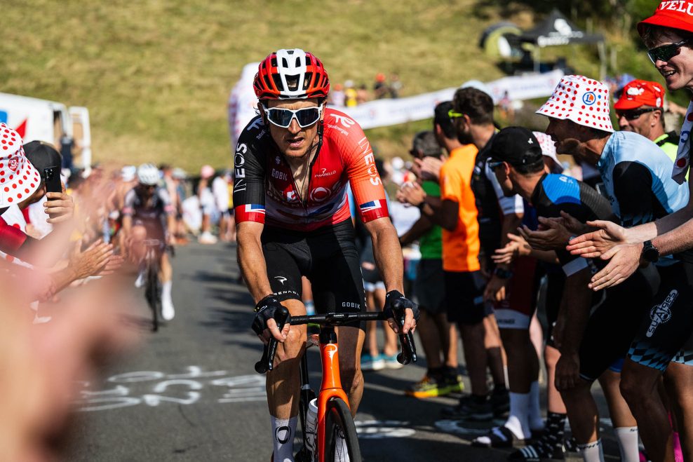 Geraint Thomas zost&aacute;va v t&iacute;me Ineos Grenadiers na poz&iacute;cii &scaron;&eacute;fa pretekov