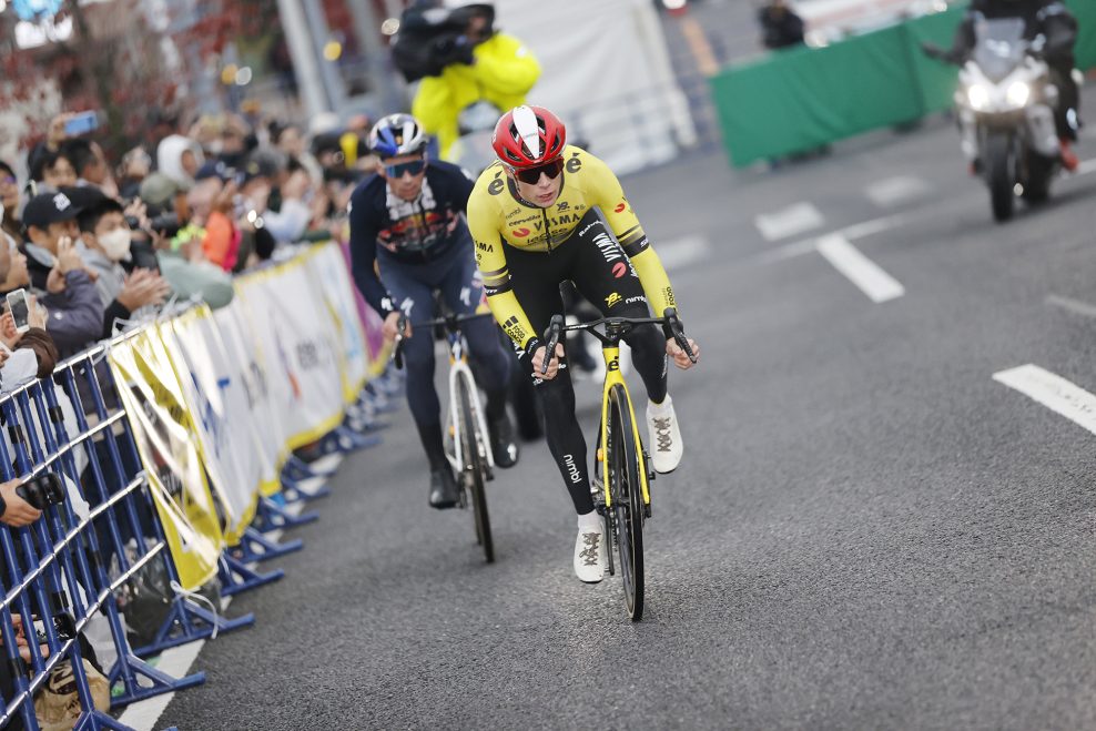 Jonas Vingegaard za&uacute;točil po p&aacute;de a s&oacute;lom vyhral krit&eacute;rium Tour de France Saitama