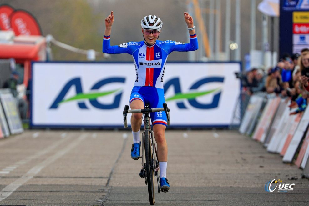 Češka Barbora Bukovská je juniorskou majsterkou Európy v cyklokrose, výborné výkony predviedli aj slovenské pretekárky