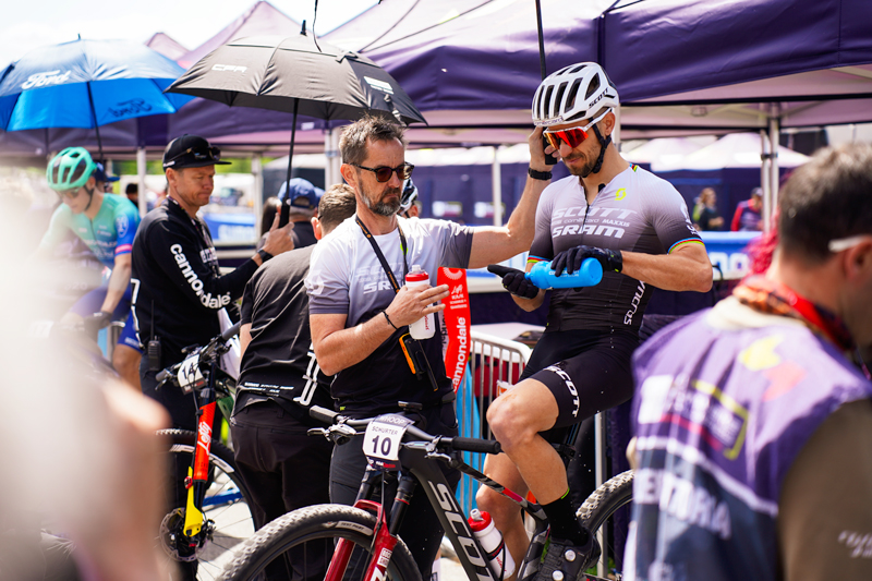 Nemaj&uacute; &scaron;peci&aacute;lnu di&eacute;tu, jedlo nev&aacute;žia a v&scaron;etci jedia to ist&eacute;. Manaž&eacute;r t&iacute;mu Scott SRAM MTB Racing rozpr&aacute;va o živote na cest&aacute;ch, pretekoch i Ninovi Schurterovi