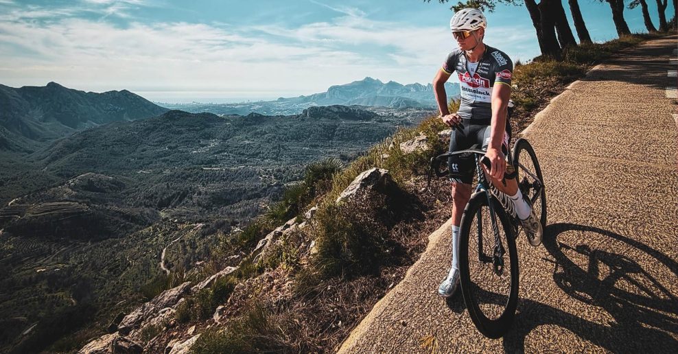 Mathieu van der Poel jazd&iacute; na nezn&aacute;mom prototype cestn&eacute;ho bicykla Canyon
