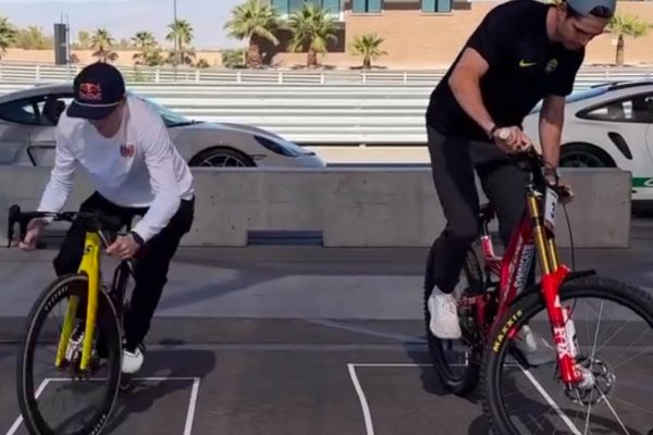 VIDEO ‎| Kto vydrží dlhšie „trackstand“? Wout van Aert vs. Jackson Goldstone