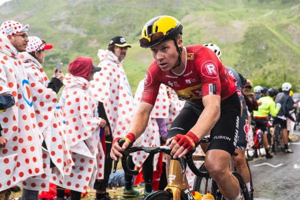 P&aacute;r dn&iacute; pred &scaron;tartom si zlomil kľ&uacute;čnu kosť a nikto neveril, že sa stihne vr&aacute;tiť. Neuveriteľn&aacute; cesta Jonasa Abrahamsena za v&iacute;ťazstvom na Tour de France