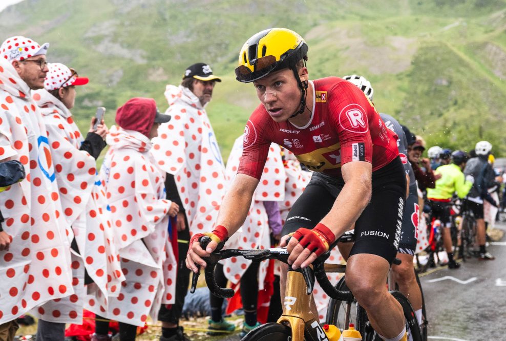 P&aacute;r dn&iacute; pred &scaron;tartom si zlomil kľ&uacute;čnu kosť a nikto neveril, že sa stihne vr&aacute;tiť. Neuveriteľn&aacute; cesta Jonasa Abrahamsena za v&iacute;ťazstvom na Tour de France