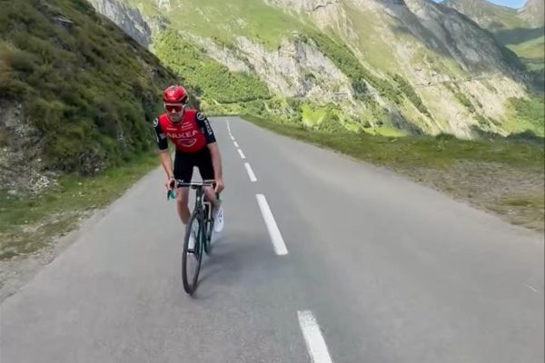 „Desí ma, že si nič nepamätám.“ Francúzskeho cyklistu zrazilo auto počas tréningu, utrpel viacero zlomenín a otras mozgu