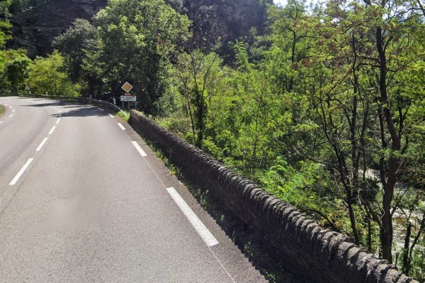 Francúzsky 77-ročný cyklista po páde uviazol v rokline. Tri dni prežil aj vďaka fľašiam vína