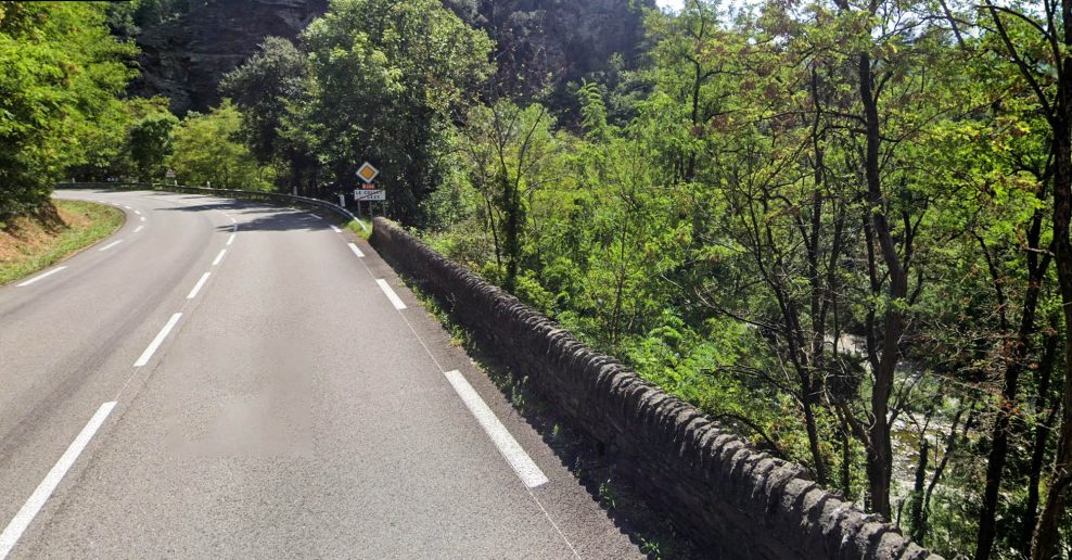 Franc&uacute;zsky 77-ročn&yacute; cyklista po p&aacute;de uviazol v rokline. Tri dni prežil aj vďaka fľa&scaron;iam v&iacute;na