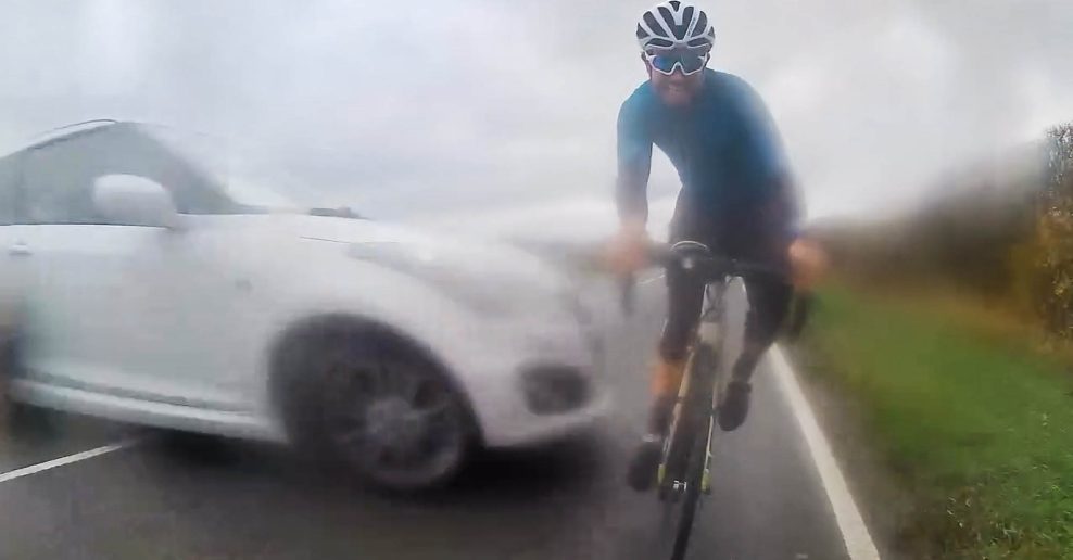 VIDEO &lrm;| Centimetre od trag&eacute;die. Auto v &scaron;myku vyletelo do protismeru a takmer zrazilo skupinu cyklistov