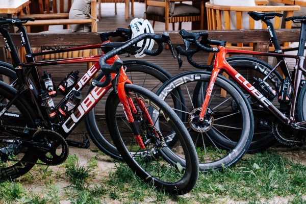 Mali najlacnejšie bicykle na najvyššej úrovni cyklistiky. Končí Cube v profesionálnom pelotóne?
