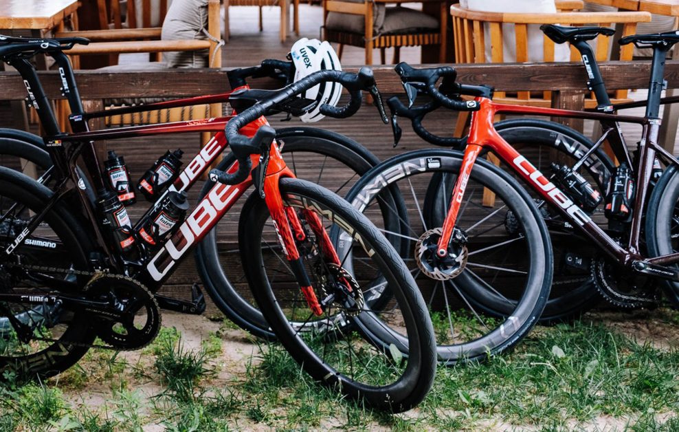 Mali najlacnej&scaron;ie bicykle na najvy&scaron;&scaron;ej &uacute;rovni cyklistiky. Konč&iacute; Cube v profesion&aacute;lnom pelot&oacute;ne?