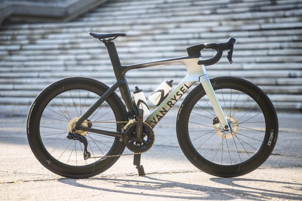 TEST: Van Rysel RCR-F Pro Shimano 105 Di2 | Agres&iacute;vny a extr&eacute;mne tuh&yacute; aero pretek&aacute;r