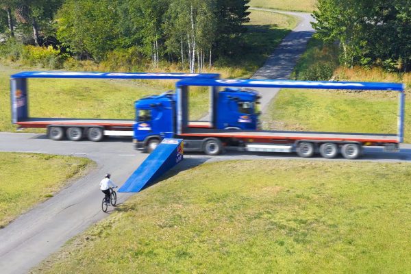  MUSÍTE VIDIEŤ | „Najdesivejšia vec, akú som v živote spravil.“ Matt Jones preletí cez medzeru v dvoch idúcich kamiónoch