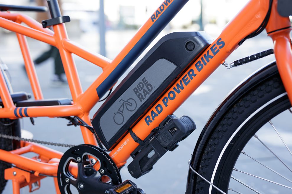 Americk&eacute; &uacute;rady varuj&uacute; pred bat&eacute;riami Rad Power Bikes, značka v&scaron;ak trv&aacute; na ich bezpečnosti