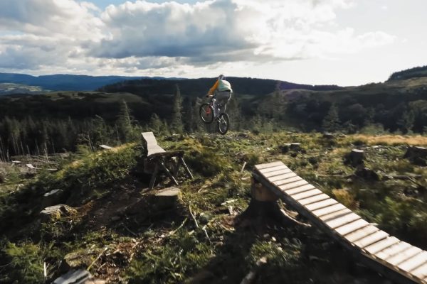  MUSÍTE VIDIEŤ | Gee Atherton premenil zničený les v Dyfi na neuveriteľnú trať plnú extrémov