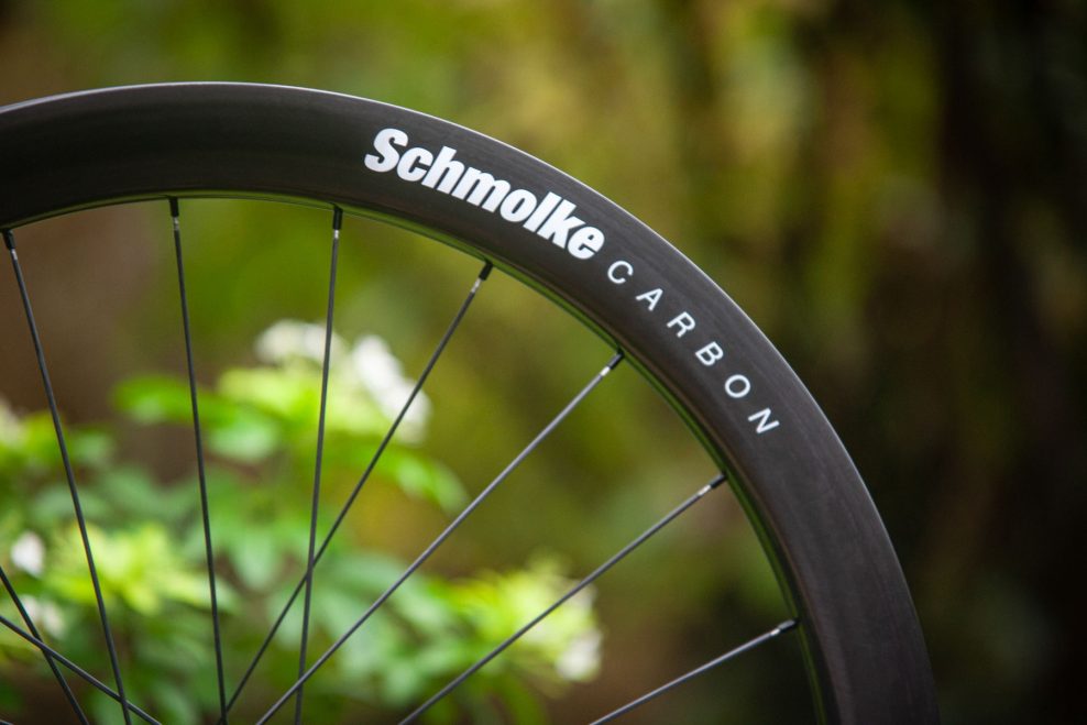 Schmolke predstavuje nov&eacute; karb&oacute;nov&eacute; koles&aacute; TLO 50. Najľah&scaron;ie 50 mm aero koles&aacute; na svete v&aacute;žia menej ako bal&iacute;k cukru