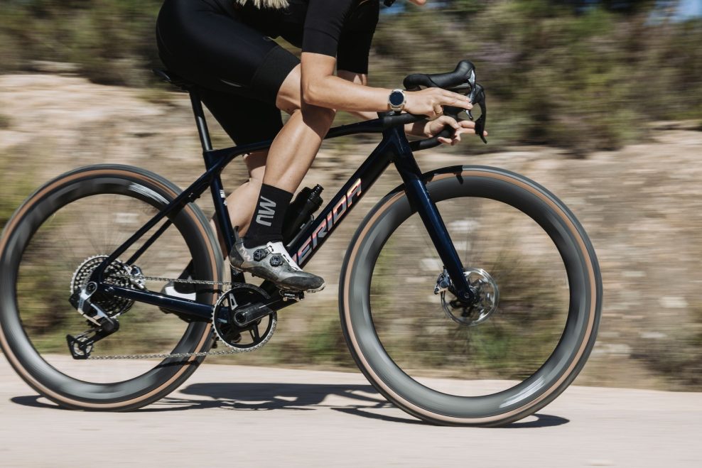 Merida predstavila nov&yacute; gravelov&yacute; pretek&aacute;rsky bicykel. Model Mission m&aacute; v&scaron;ak priestor iba na 40 mm pl&aacute;&scaron;te (detaily, modely, ceny)