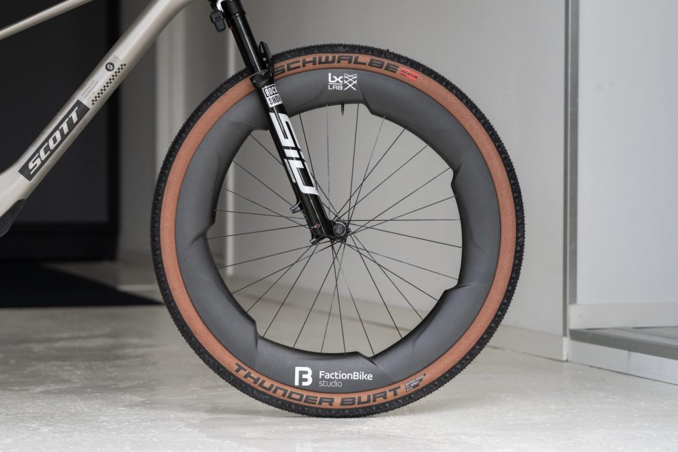 Prototyp extr&eacute;mne &scaron;irok&yacute;ch aero kolies od Dangerholma m&ocirc;že naznačovať bud&uacute;cnosť gravelov&yacute;ch r&aacute;fikov