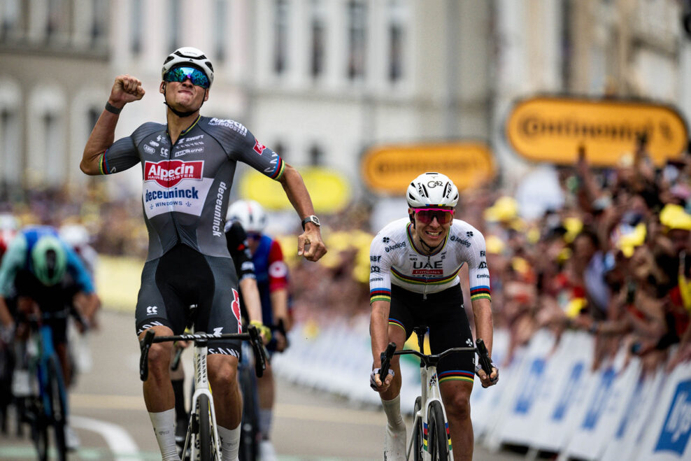 42,9 km/h a 365 zranen&iacute;: mužsk&aacute; sez&oacute;na WorldTour 2025 v č&iacute;slach