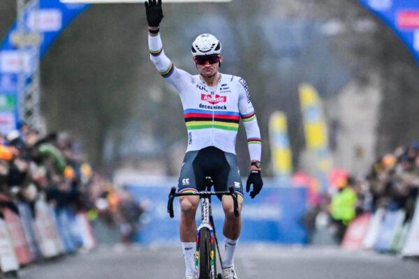 Mathieu van der Poel natiahol sériu víťazstiev na 17 pretekov. Wout van Aert doplatil na dva defekty