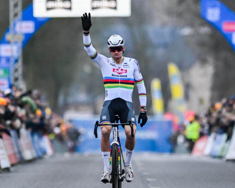 Mathieu van der Poel natiahol s&eacute;riu v&iacute;ťazstiev na 17 pretekov. Wout van Aert doplatil na dva defekty