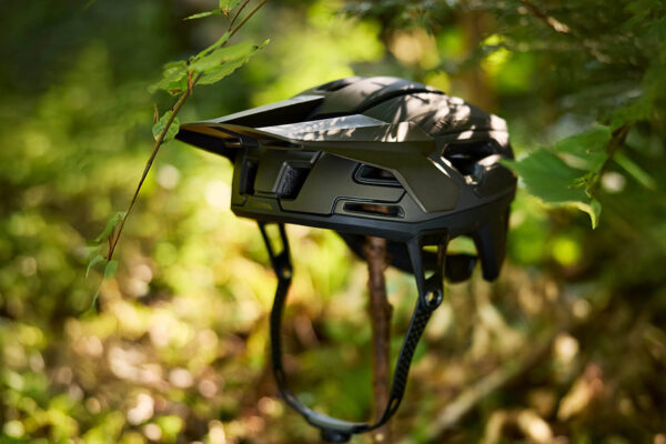 Canyon Deflectr je vďaka guľôčkam „najbezpečnejšou prilbou na svete“