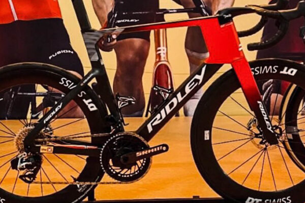Tím Uno-X skutočne prechádza na SRAM, objavila sa fotka bicykla Ridley pre sezónu 2026