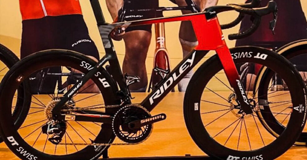 Tím Uno-X skutočne prechádza na SRAM, objavila sa fotka bicykla Ridley pre sezónu 2026