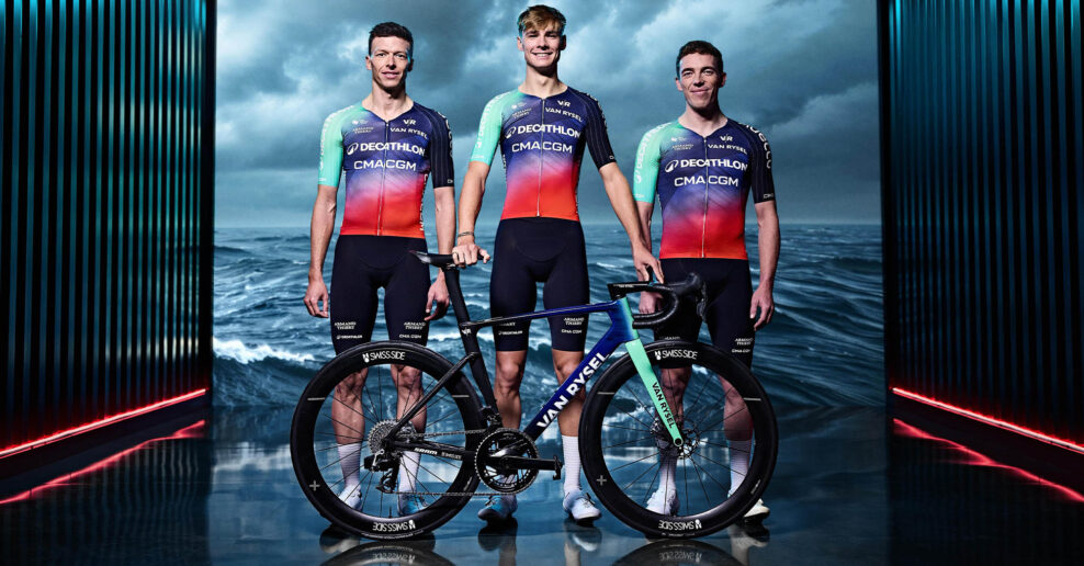 Aj tím Decathlon prechádza na SRAM. Ukázali nový dizajn bicyklov a oblečenia pre rok 2026