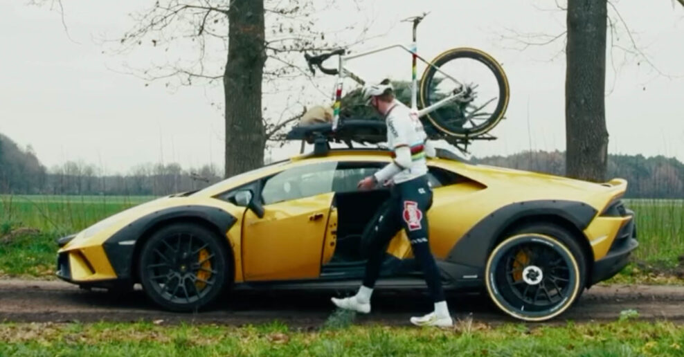  VIDEO ‎| Mathieu van der Poel naložil bicykel aj vianočný stromček na strechu Lamborghini
