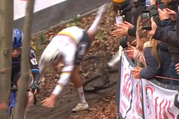 VIDEO ‎| Mathieu van der Poel spadol v polovici cyklokrosových pretekov Svetového pohára v Namure