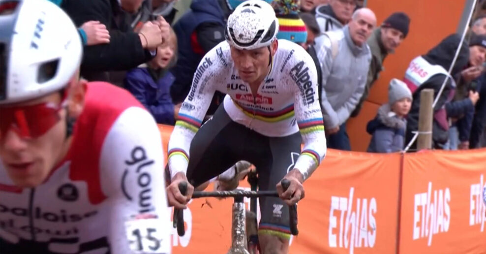 Mathieu van der Poel vyhral cyklokrosov&eacute; preteky v Namure po dramatickom s&uacute;boji s Thibauom Nysom