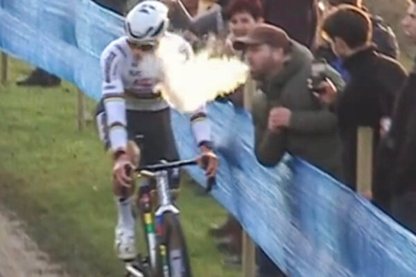VIDEO ‎| Fanúšik úmyselne vyfúkol oblak dymu do tváre Mathieu van der Poela