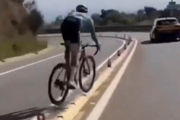  VIDEO ‎| Španielsky cyklista preskakoval deliaci pás cesty, tím ho vyhodil: Musel som predať auto