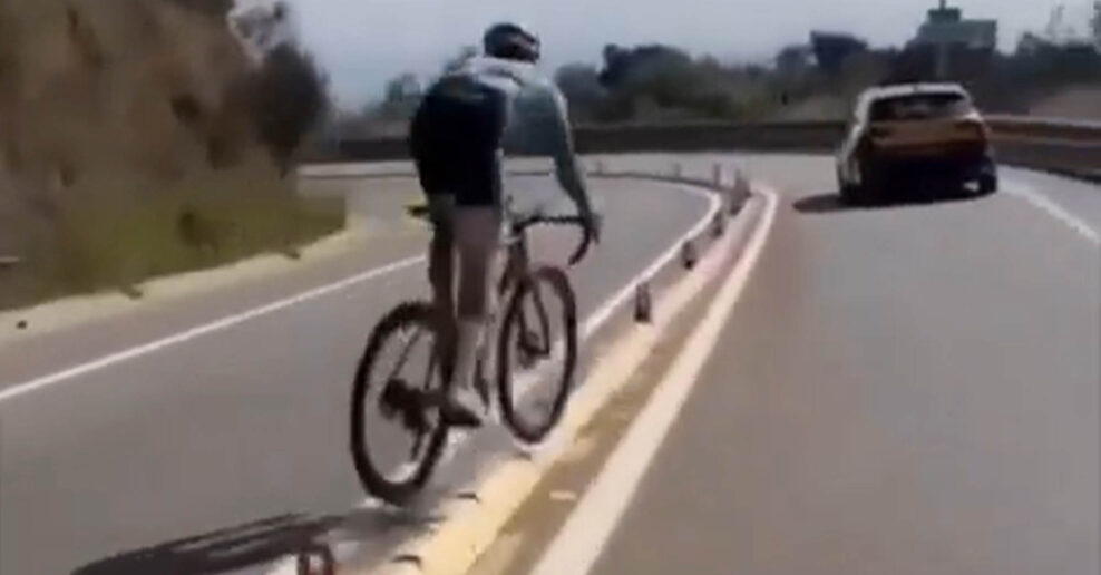 VIDEO | Španielsky cyklista preskakoval deliaci pás cesty, tím ho vyhodil: Musel som predať auto