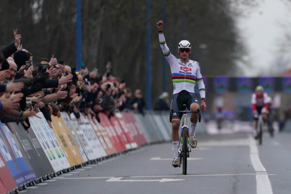 Tri štarty, tri víťazstvá. Mathieu van der Poel ovládol aj cyklokrosové preteky Svetového pohára v Koksijde