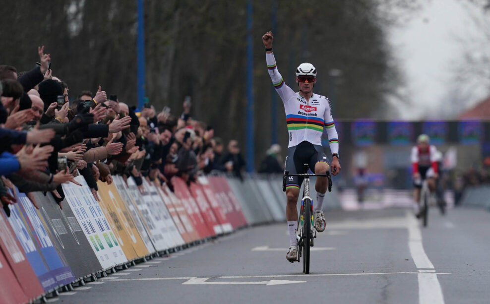 Tri &scaron;tarty, tri v&iacute;ťazstv&aacute;. Mathieu van der Poel ovl&aacute;dol aj cyklokrosov&eacute; preteky Svetov&eacute;ho poh&aacute;ra v Koksijde