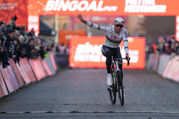 Mathieu van der Poel predĺžil šnúru víťazstiev v cyklokrose. Thibau Nys doplatil na chybu v závere