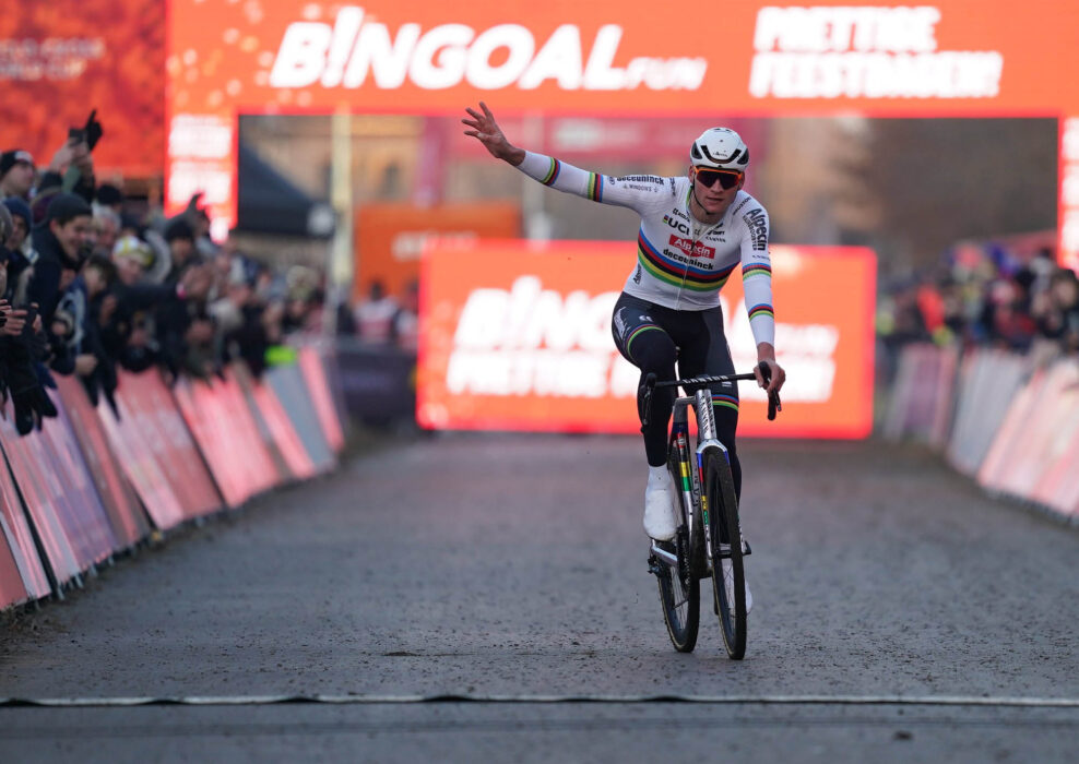 Mathieu van der Poel predĺžil šnúru víťazstiev v cyklokrose. Thibau Nys doplatil na chybu v závere